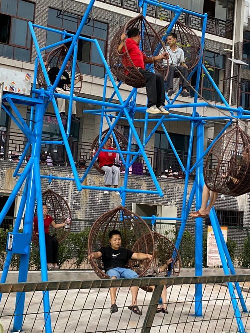 保定網(wǎng)紅4人8人旋轉(zhuǎn)秋千出售生產(chǎn)廠家報(bào)價(jià)